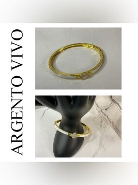 🌟 18K Gold Plated Mother of Pearl Four Leaf Clover Bangle